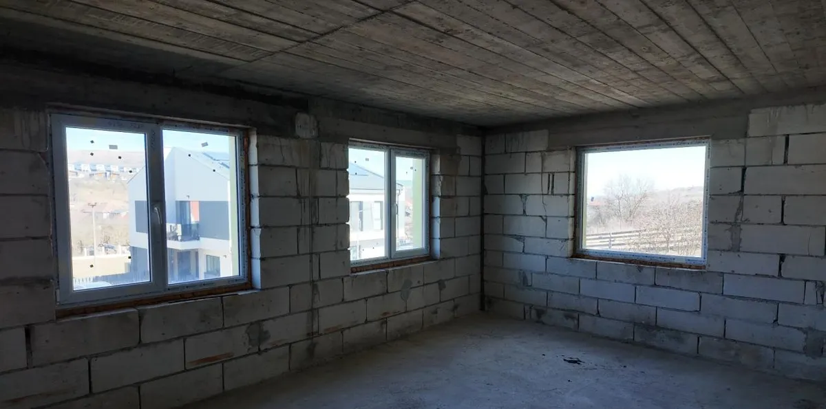 Chinteni strada Iris casa pe 1 000 mp teren la pret de duplex