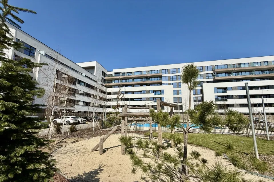 Doua camere apartament cu piscina si gradina proprie nou la prima inchiriere