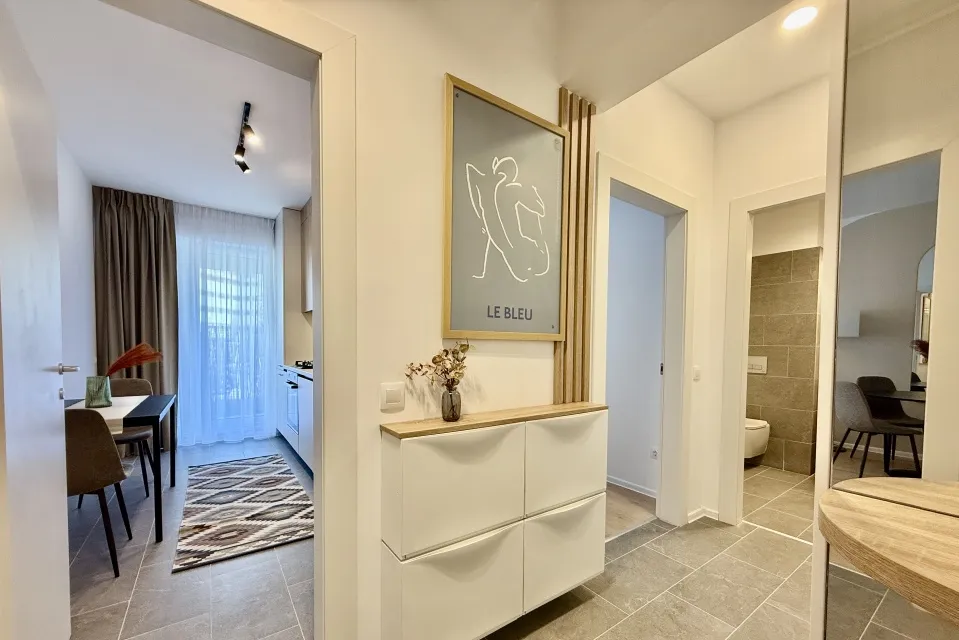 Doua camere apartament cu piscina si gradina proprie nou la prima inchiriere
