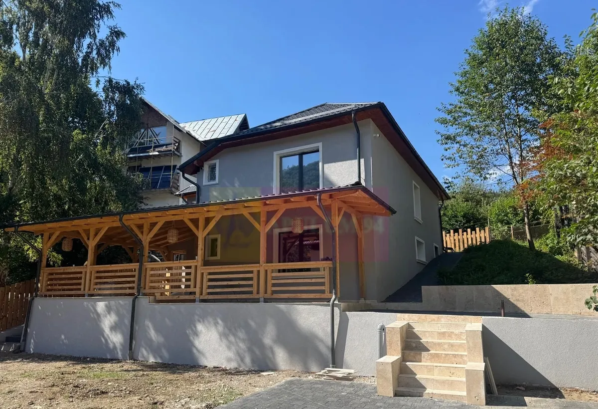 Casa de vanzare cu 2 apartamente in Azuga