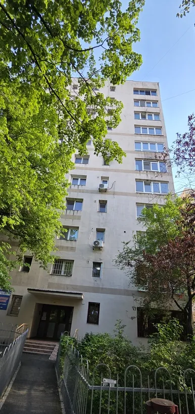 Titan Camil Ressu langa metrou stradal bloc retras liniste