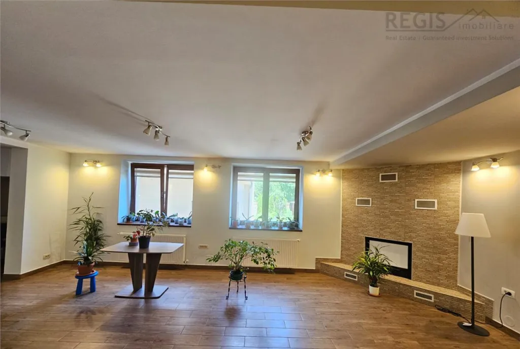 Casa multifunctionala cu Spatiu Comercial