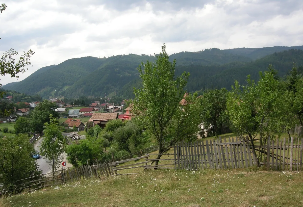 Rucar teren intravilan 3214 mp cu deschidere 56 m in DN73