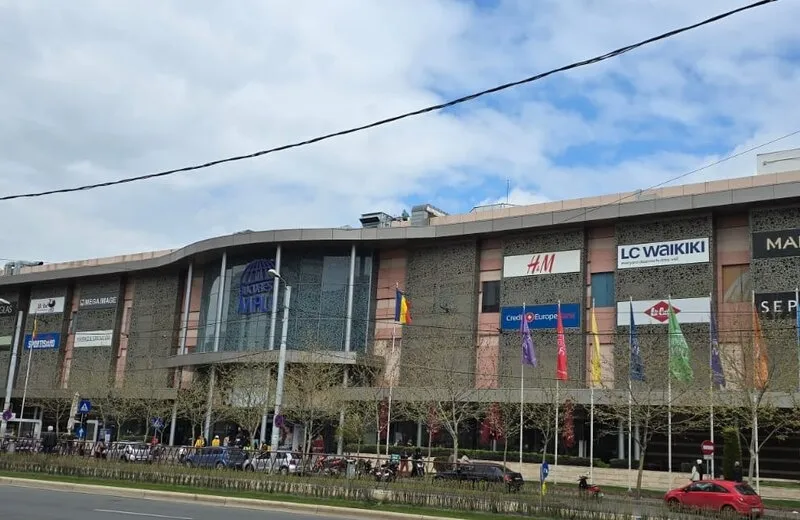 Vitan mall inchiriez garsoniera decomandata spatioasa renovata 2000lei