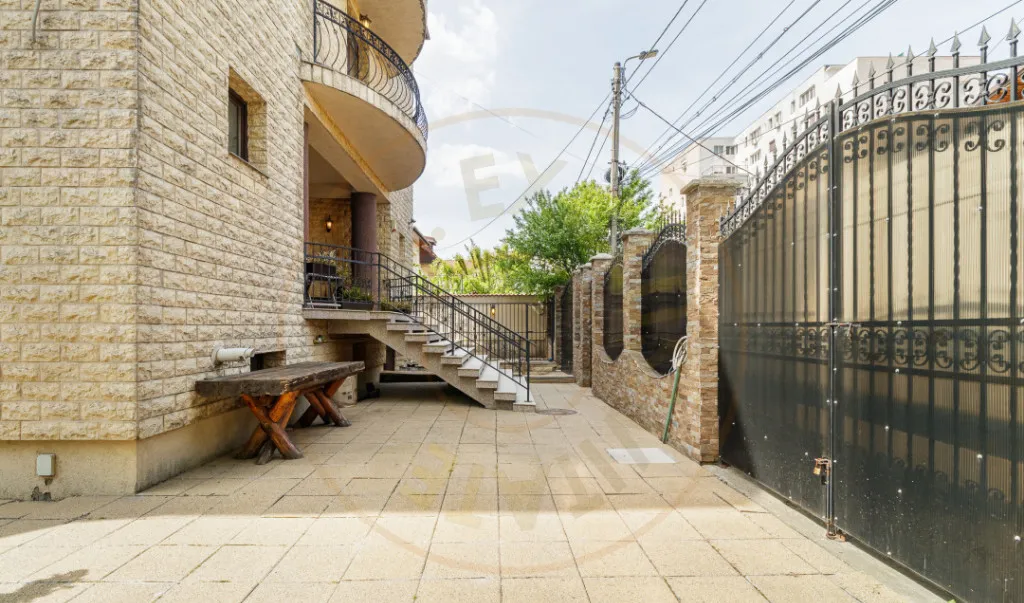 Vila impresionata 550mp util 300mp teren