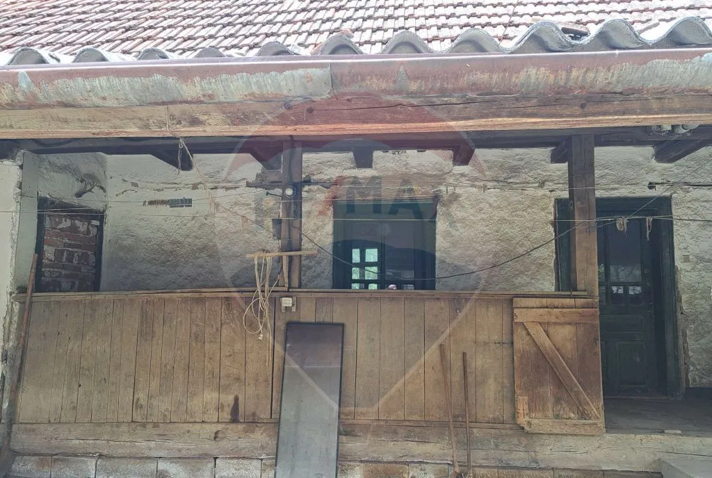 Casa batraneasca Laz comuna Dezna teren 2800 mp teren