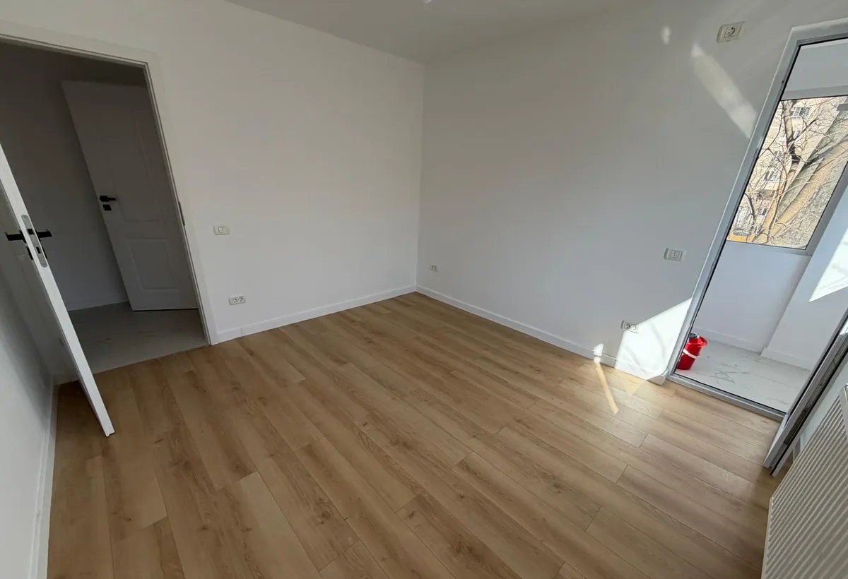 Parcul Titanii pe al Zavideni 3 minute metrou Titan renovat complet