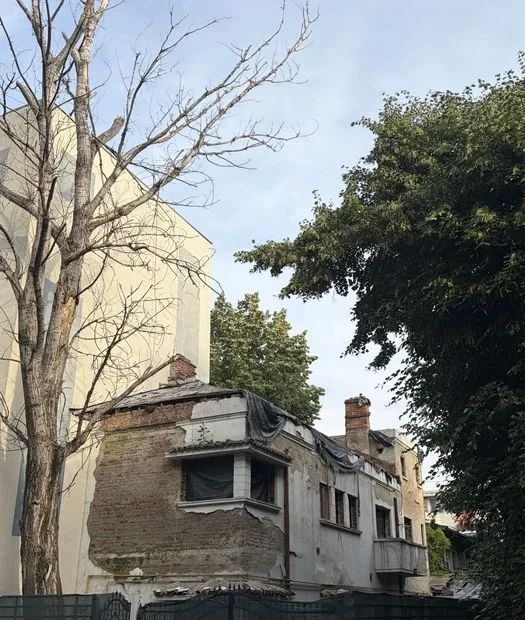 Dorobanti vanzare casa batraneasca cu teren
