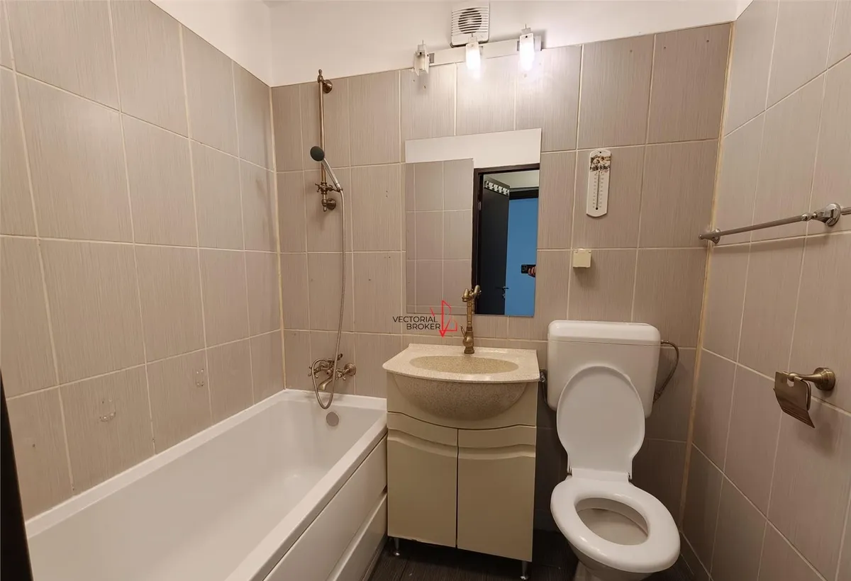 Titan 1 Decembrie metrou 3 camere decomandat renovat complet etaj 2/4