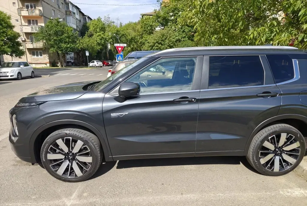 Mitsubishi Outlander PHEV 2 4L 4WD AT Intense 2025 43 900 eur