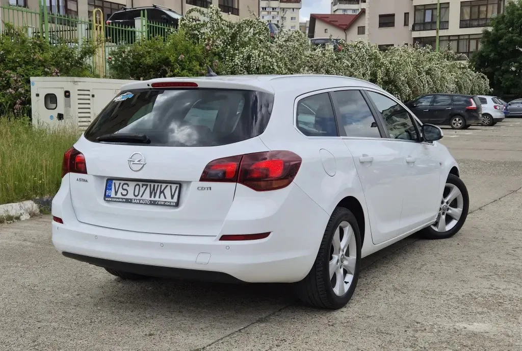 Opel Astra J 2011 1 7 CDTI 110 CP euro 5 / RATE fara avans 3 990 eur