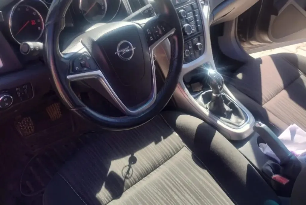 Opel Astra J 2011 2 500 eur