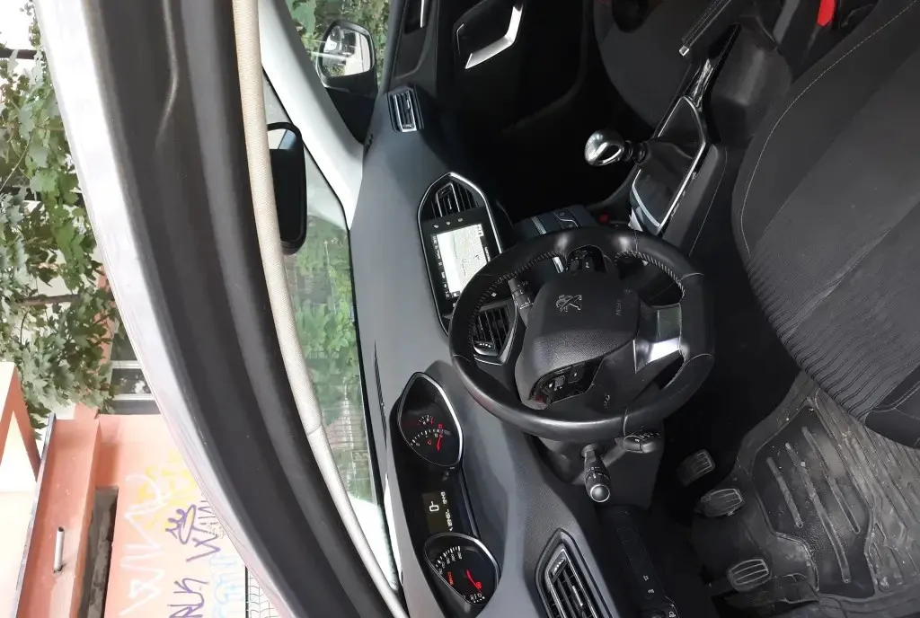 Peugeot 308 5 200 eur