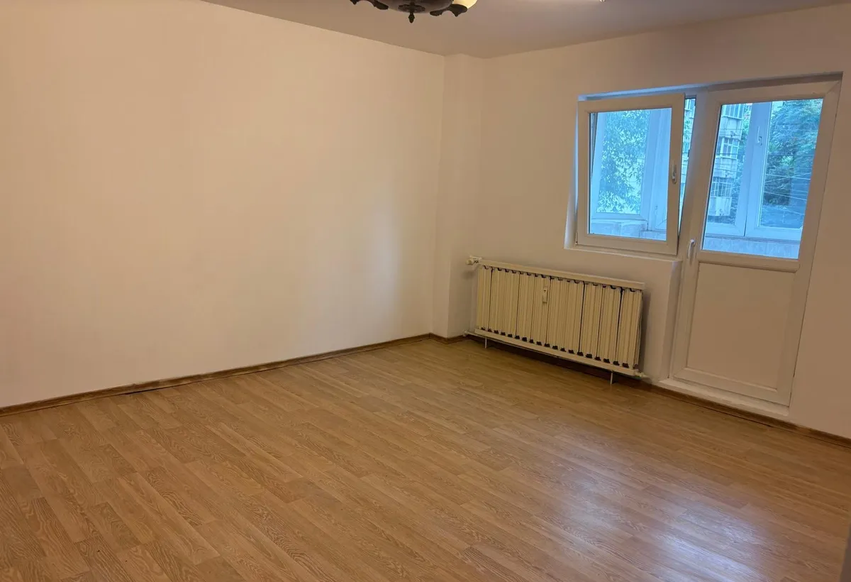 Sebastian parc vanzare 2 camere 1/8 decomandat bl 95 liber 118000 E