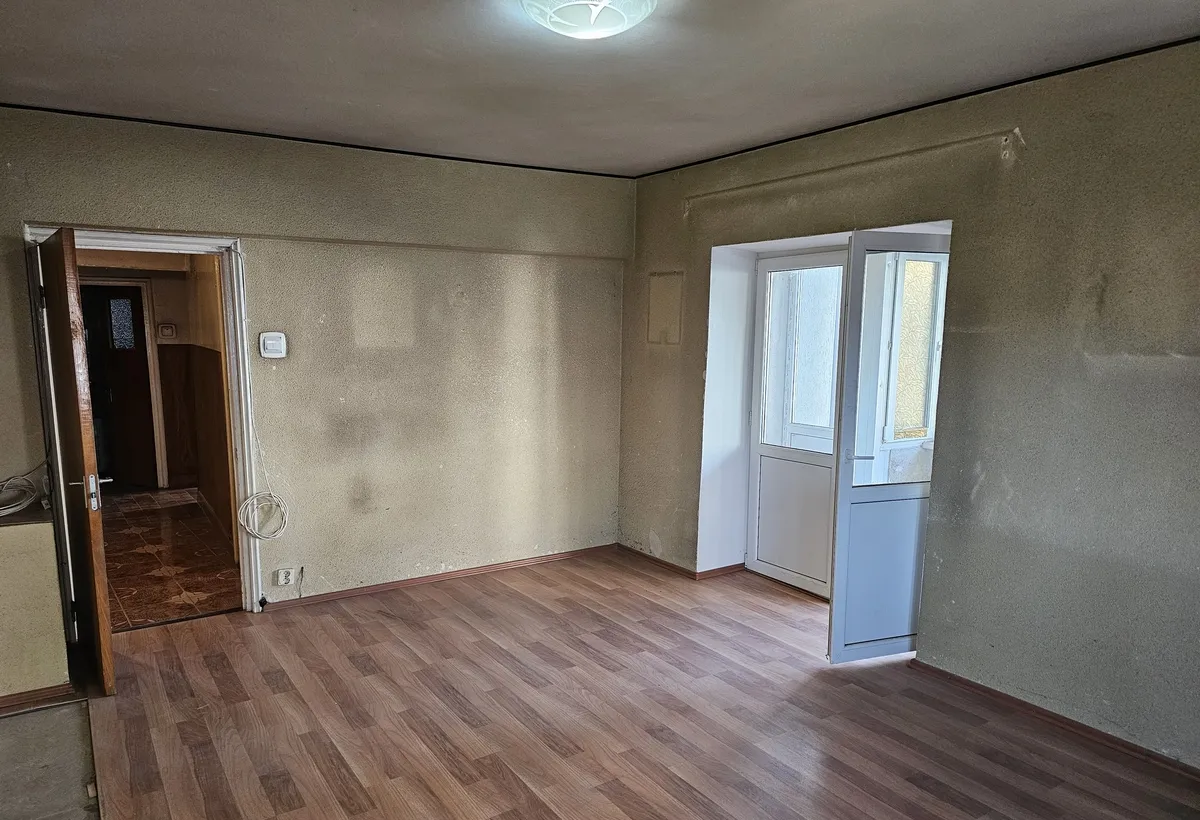Piata 1 Mai Kiseleff Mihalache 1/4 decomandat 2 bai balcon 199000 eur