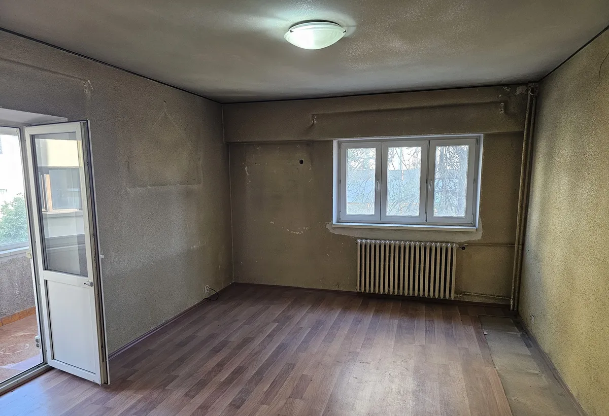 Piata 1 Mai Kiseleff Mihalache 1/4 decomandat 2 bai balcon 199000 eur