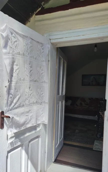 Casa batraneasca in Davideni - curte generoasa de 2