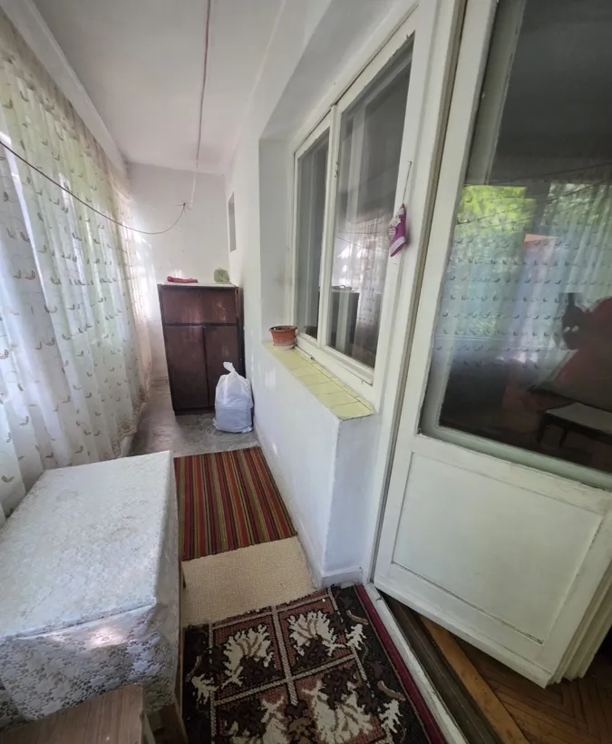 Dristor la gura de metrou stradal vedere pe spate 2 balcoane geam baie