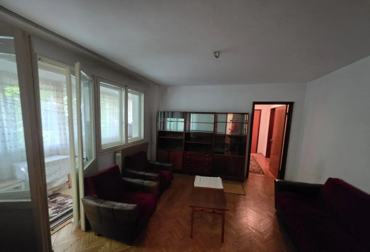 Dristor la gura de metrou stradal vedere pe spate 2 balcoane geam baie