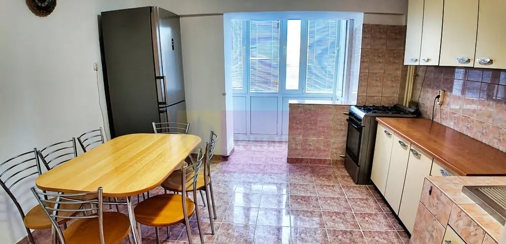 Vanzare apartament 4 camere in zona Unirii Coposu metrou
