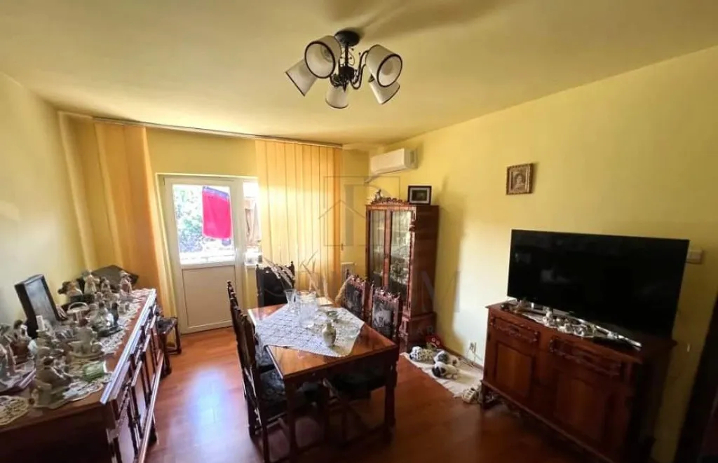 Dambovita etaj 2 decomandat 3 camere centrala propri