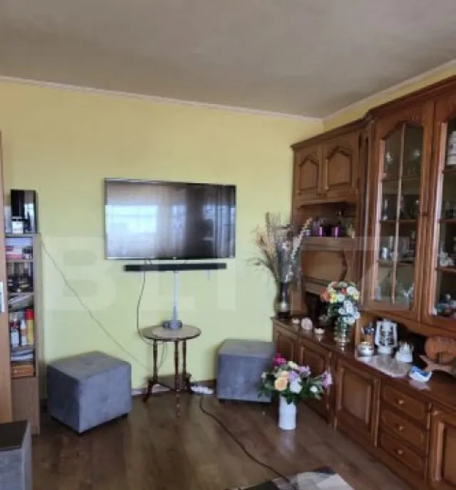Apartament de vanzare cu 4 camere 4 balcoane 75 mp zona