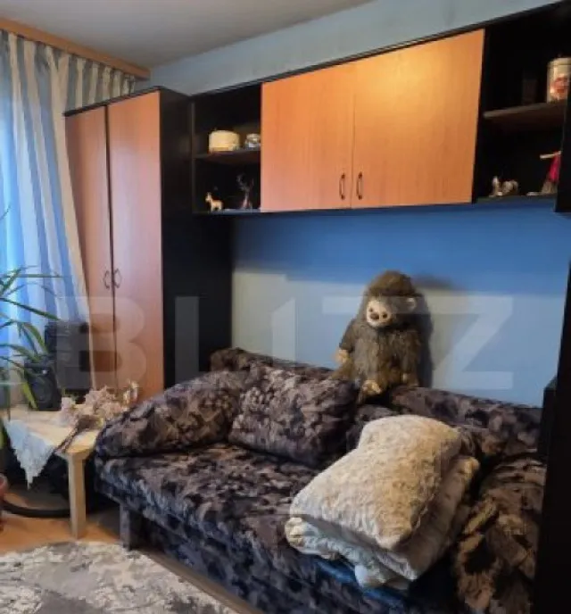 Apartament de vanzare cu 4 camere 4 balcoane 75 mp zona