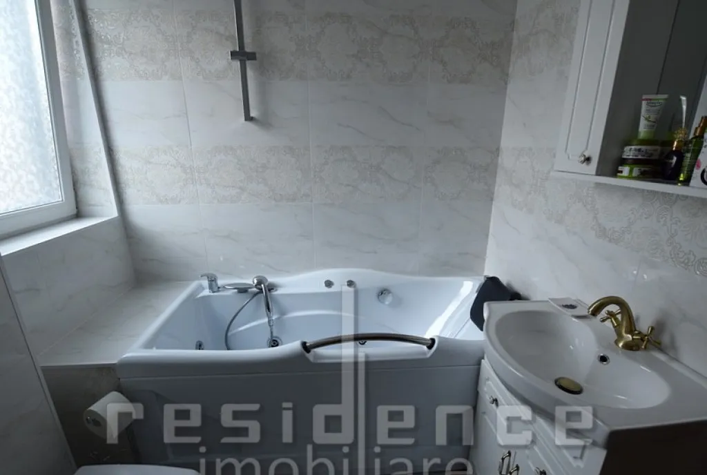 Apartament cu 3 camere ultrafinisat in cartierul Andrei Muresanu