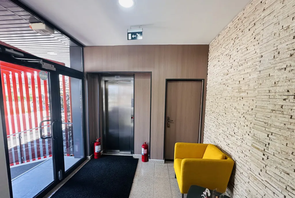 Cladire birouri si spatiu comercial 830 mp constr 15 locu