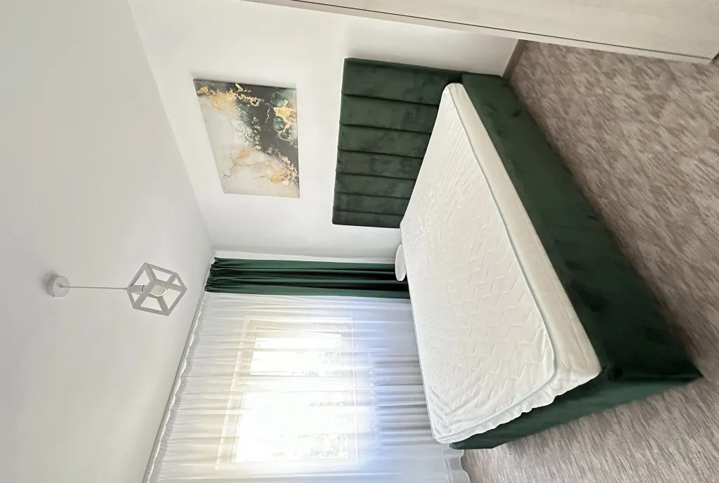 Proprietar inchiriez apartament decomandat 4 camere 2 bai