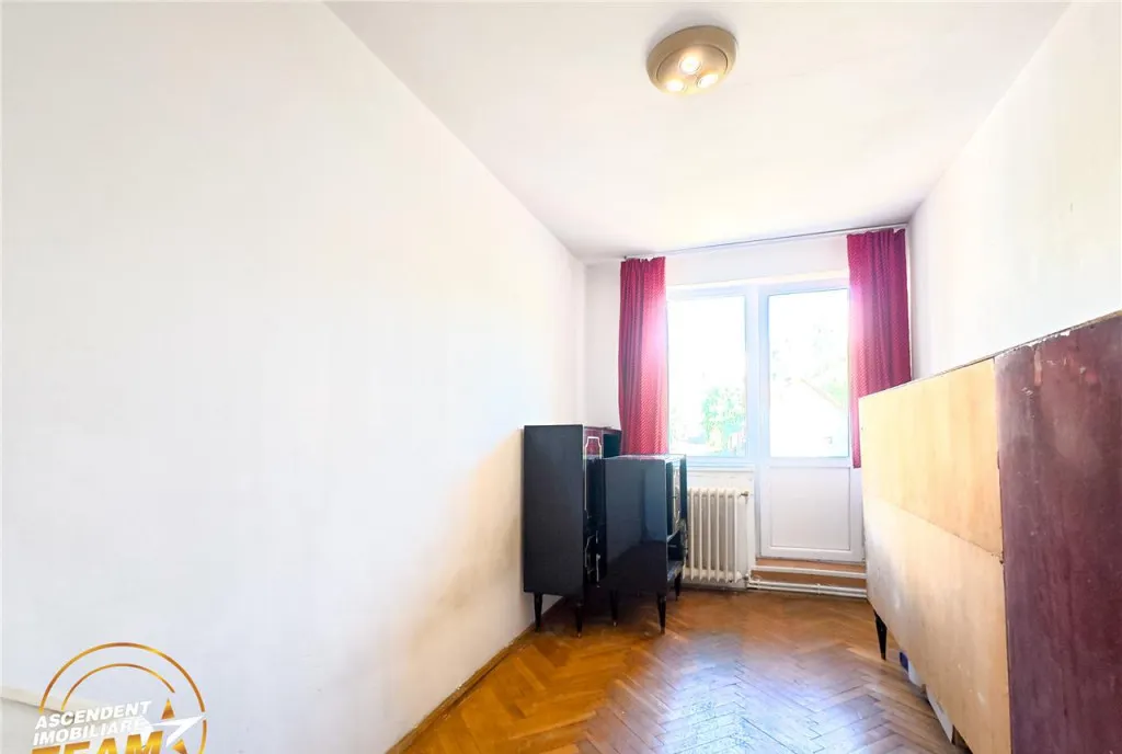 Decomandat pe 3 camere 2 balcoane locatie favorabila Sime