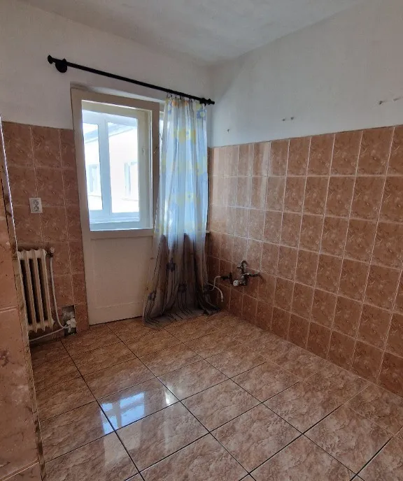 Proprietar vand apartament 4 camere nemobilat central