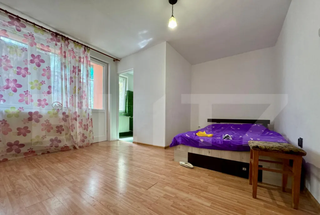 Garsoniera cu balcon inchis etaj 1 zona Rogerius