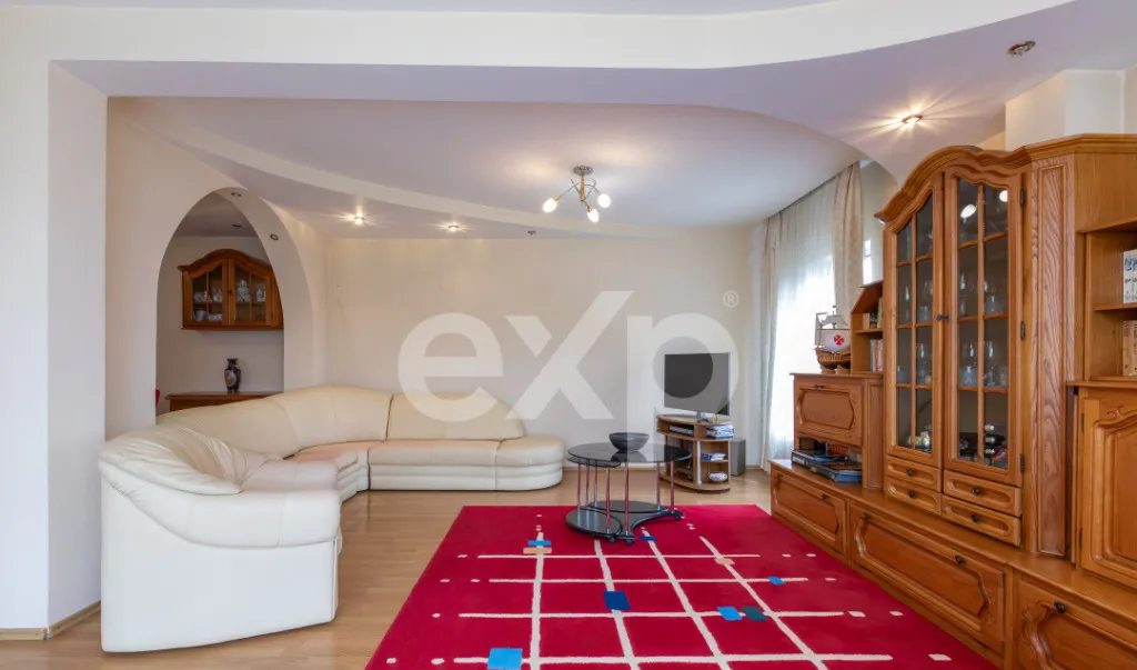 Casa/vila de vanzare cu teren generos 3659 mp si 3 const