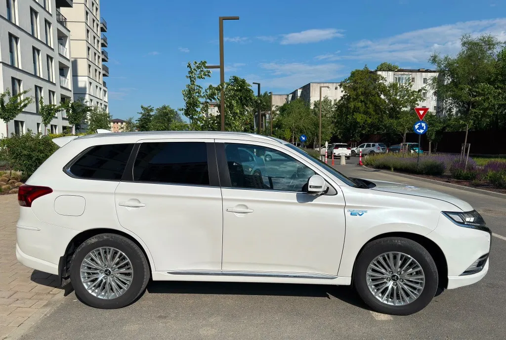 Mitsubishi Outlander PHEV 2 4L 4x4 Instyle 20 945 eur
