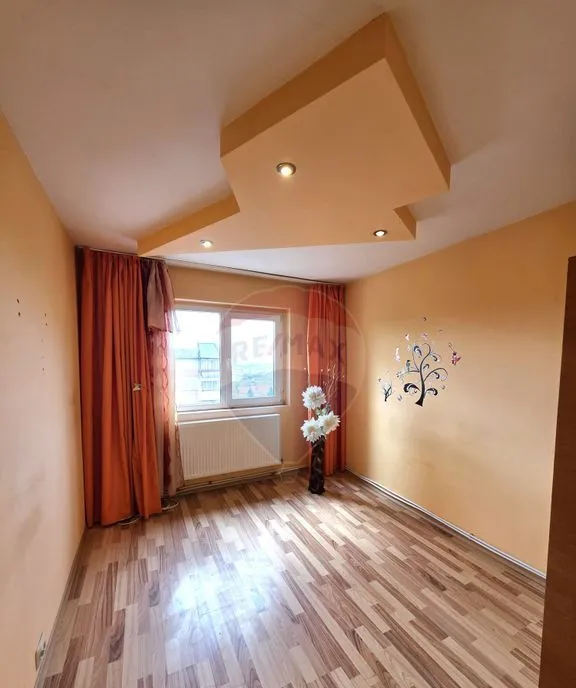 Apartament 3 camere et 4/4 bd 1 Dec 1918 Rm Sarat