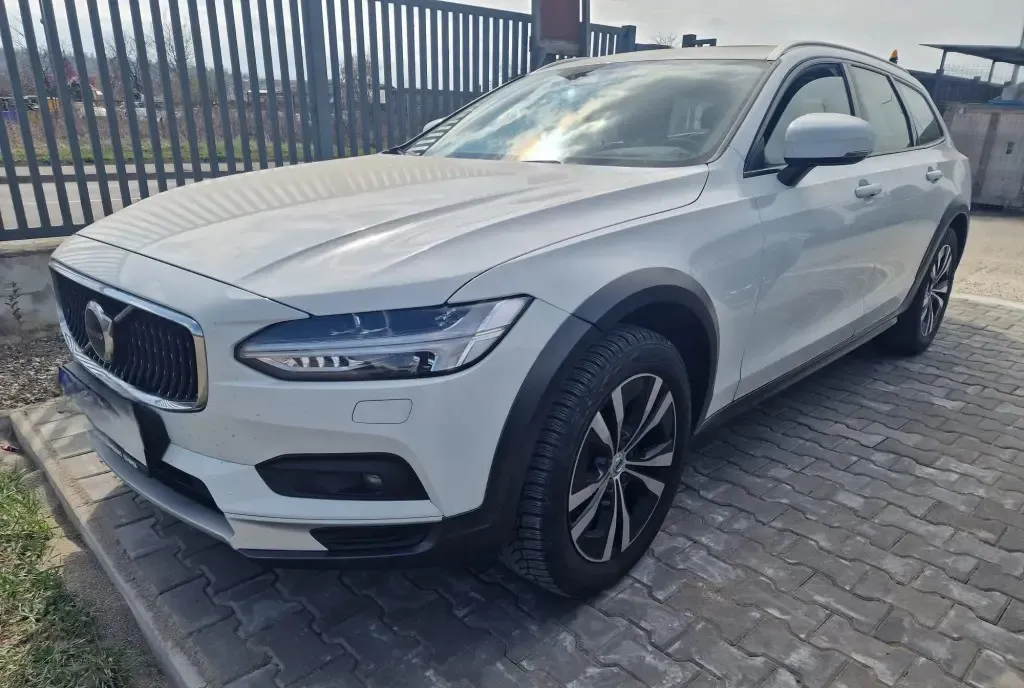 Volvo V90 Cross Country B5 4x4 42 350 eur