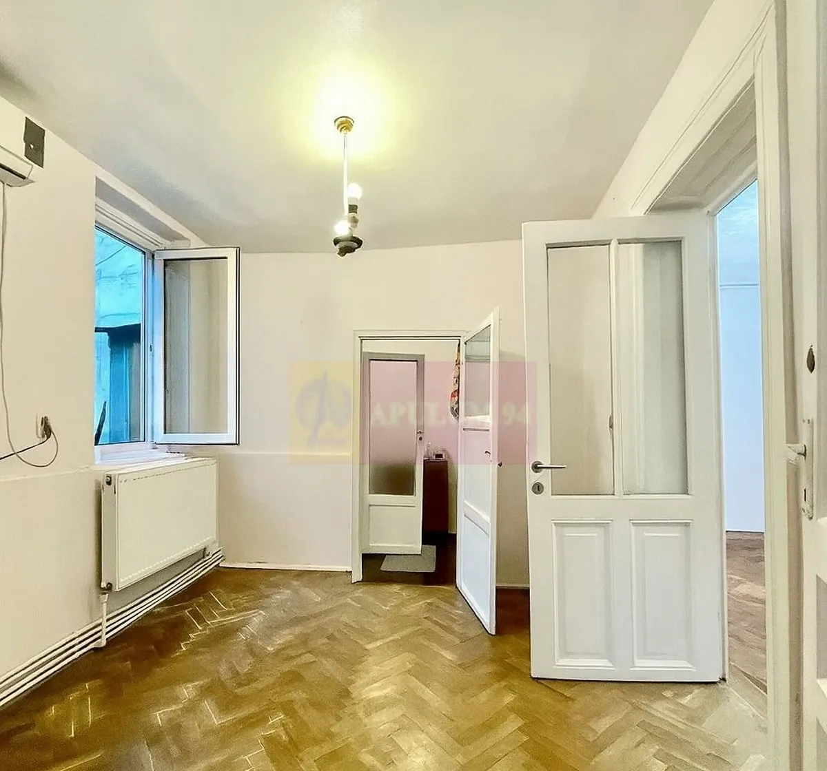 Raritate Casa la curte Romana Piata Victoriei zona Nicolae Iorga