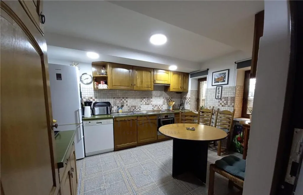 Central 3 cam decomandat 2BAI renovat zona excelen