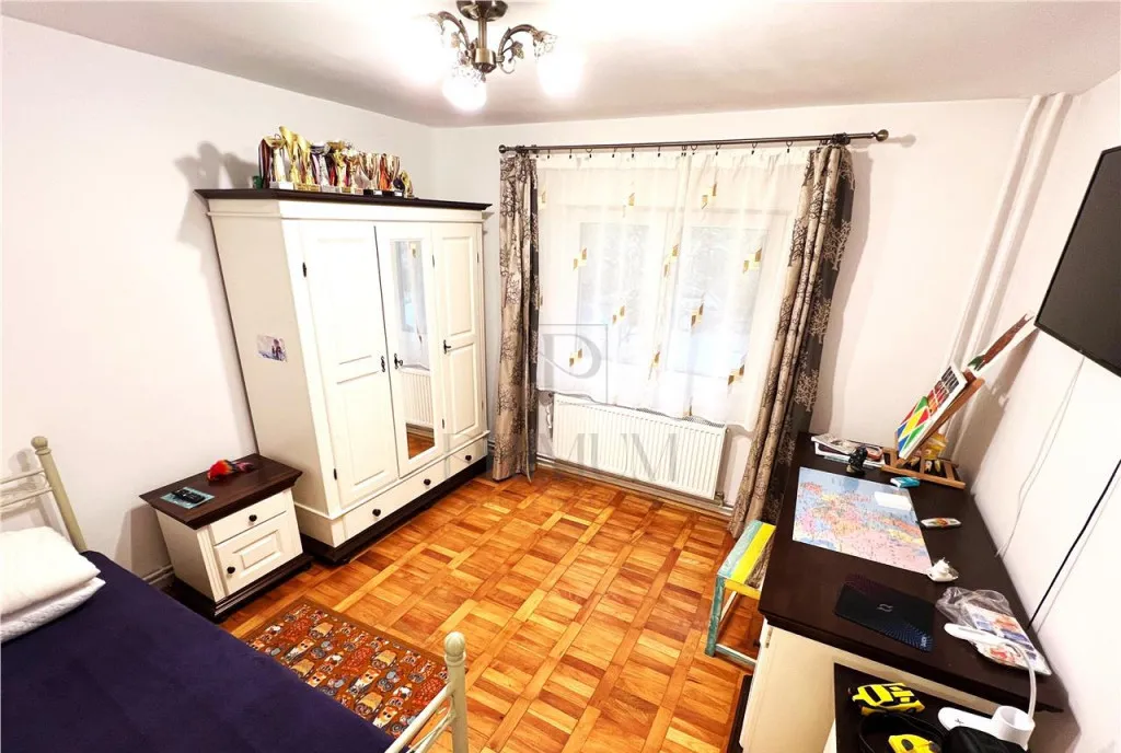 Mircea cel batran 3 camere 2 bai debara balcon cen
