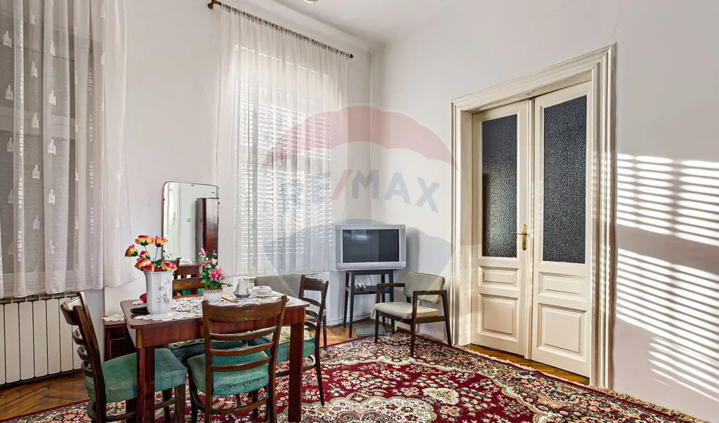 Apartament 4 camere spatioase curte zona Piata Catedralei