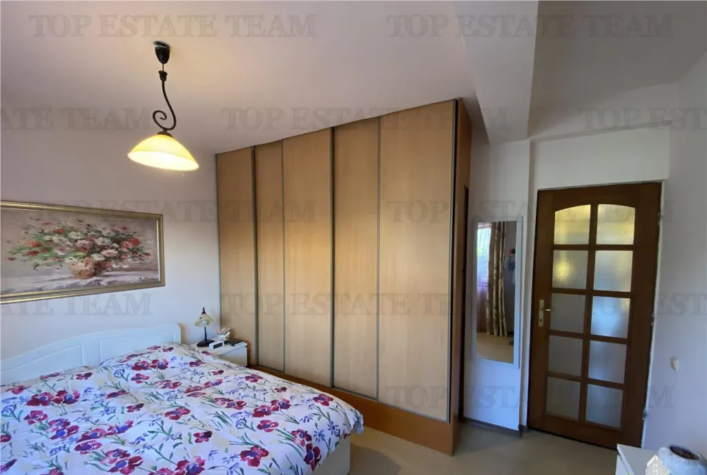 Vila spatioasa cu 3 apartamente in Fundeni Dobroiesti