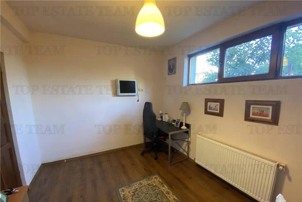 Vila spatioasa cu 3 apartamente in Fundeni Dobroiesti