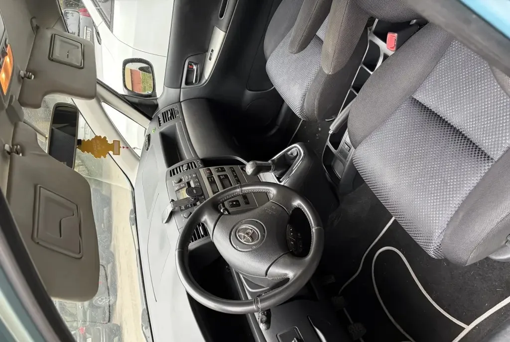 Toyota corolla verso 2 800 eur