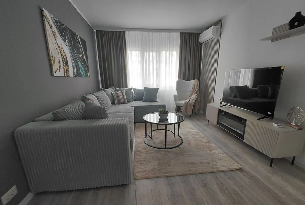 proprietar vand 3 camere - Micro 16 etaj 2 boxa