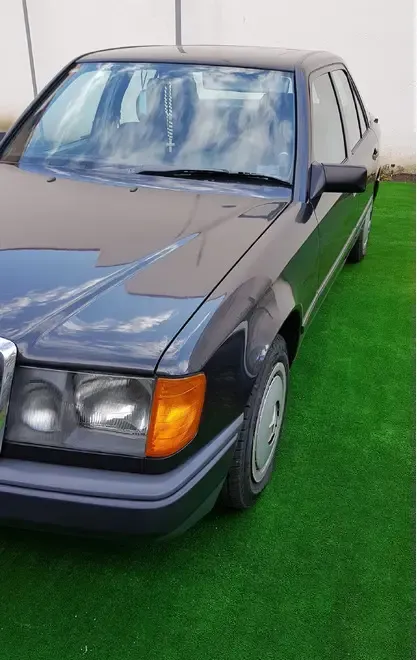Mercedes Benz 200 Limusine W124 an 1986