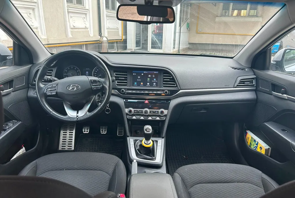 Hyundai Elantra 1 6 MPi Classic 11 900 eur