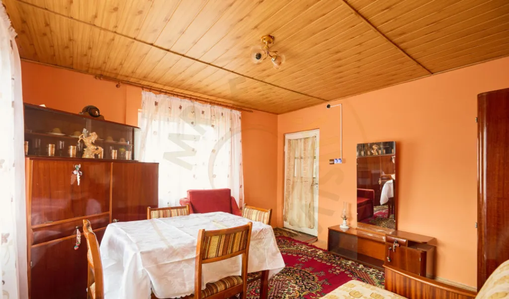 Casa in Leresti la strada principala cu rau in spate ter