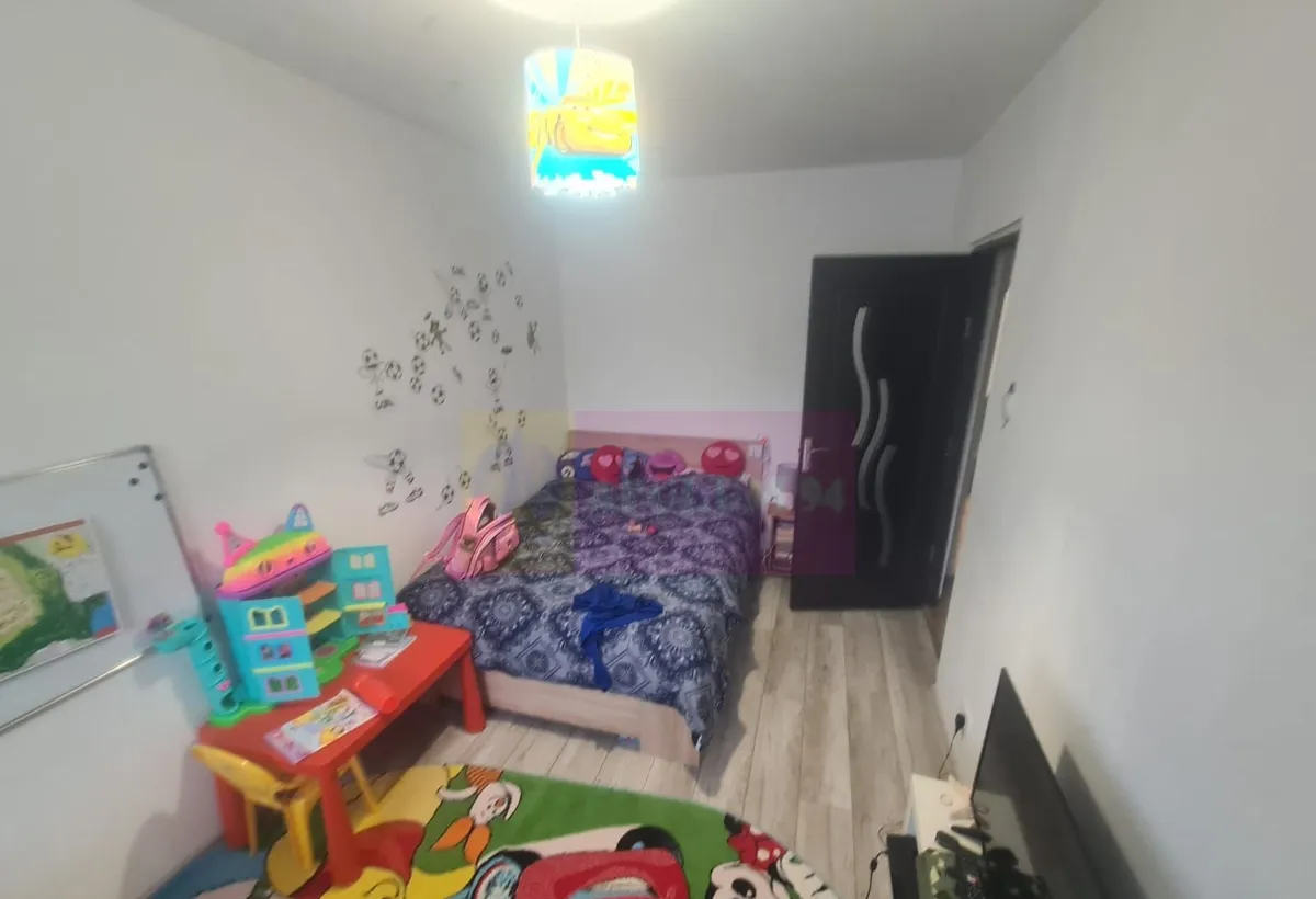 Apartament cu 3 camere de vanzare in Campina Zona Cuza