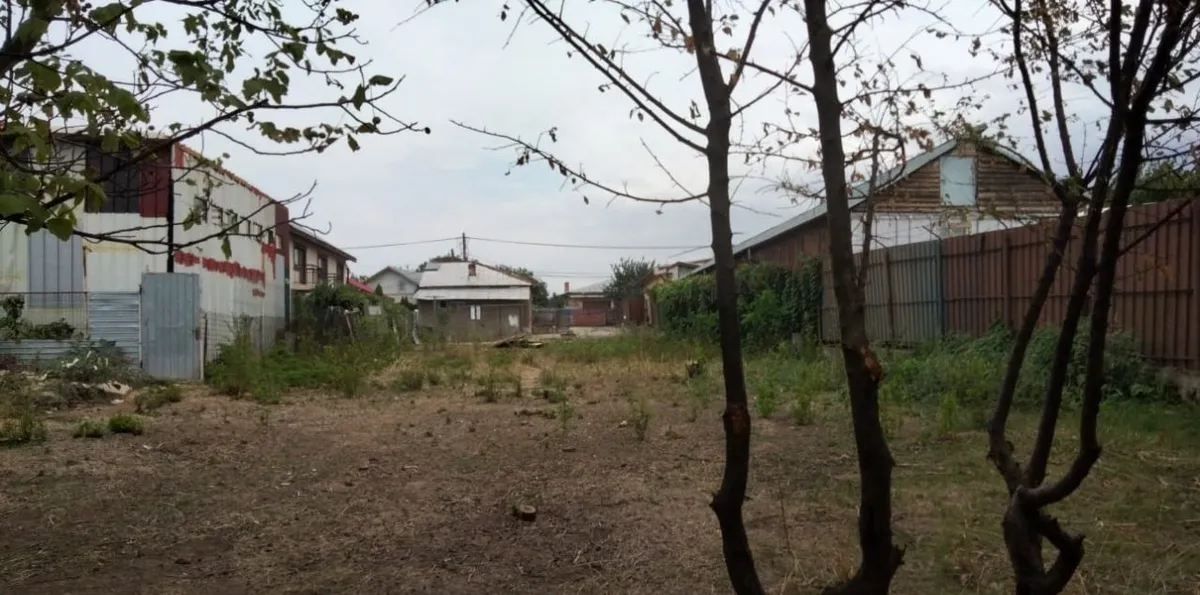 Catelu casa demolabila cu teren 600 mp